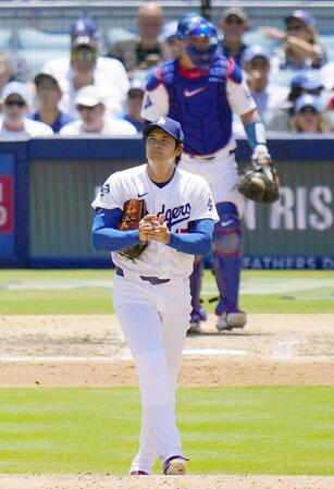 ５回、レイズ打線につかまり、追加点を許した大谷（共同）