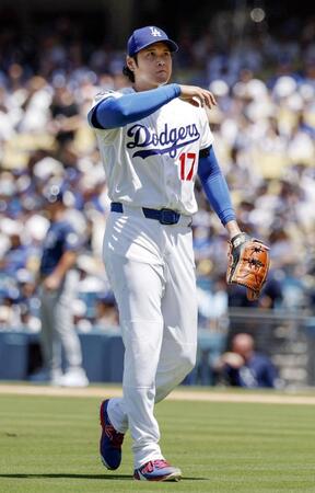 ６回を投げ終え、ベンチに戻る大谷（共同）