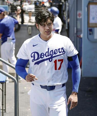 ６回、ベンチで厳しい表情の大谷（共同）