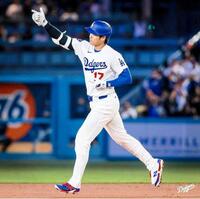 ６回、１５号ソロを放って左翼のブルペンを指さす大谷（ロサンゼルス・ドジャース提供）