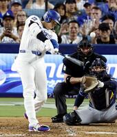 　６回、先制の１５号ソロを放つドジャース・大谷（共同）