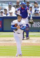 ５回、レイズ打線につかまり、追加点を許した大谷（共同）