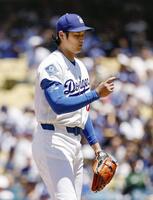 ６回、マウンドで指を気にするしぐさを見せる大谷＝ロサンゼルス（共同）