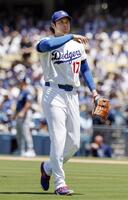６回を投げ終え、ベンチに戻る大谷（共同）