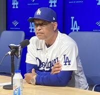 試合後に会見したロバーツ監督（撮影・小林信行）