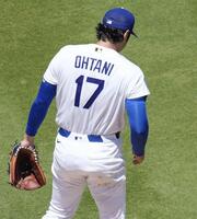 ６回、マウンドに立つ大谷。指から出血し、ユニホームのズボンには血を拭き取った跡が見られた（共同）