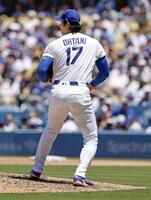 ６回を無得点に抑えた大谷。指から出血し、ユニホームのズボンには血を拭き取った跡が見られた（共同）