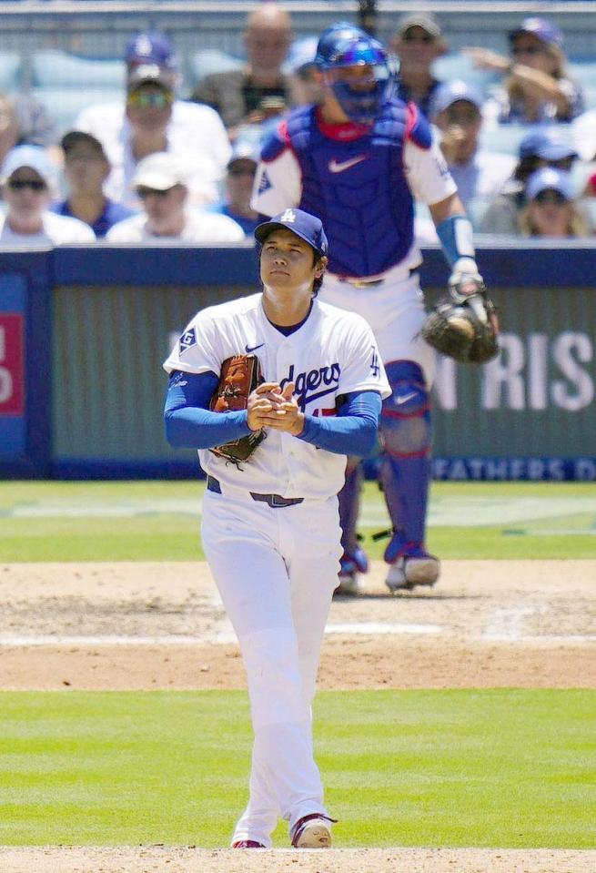 ５回、レイズ打線につかまり、追加点を許した大谷（共同）