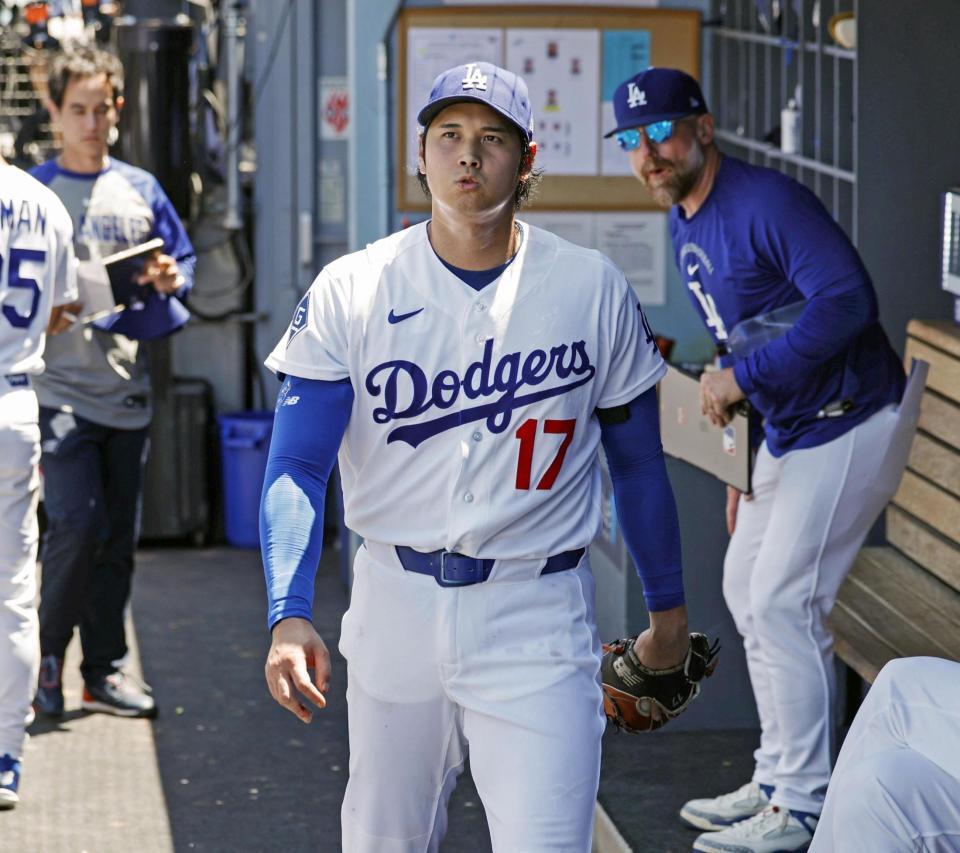 ６回を投げ終え、ベンチに戻った大谷（共同）