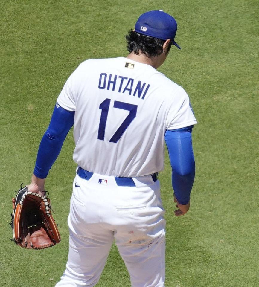 ６回、マウンドに立つ大谷。指から出血し、ユニホームのズボンには血を拭き取った跡が見られた（共同）