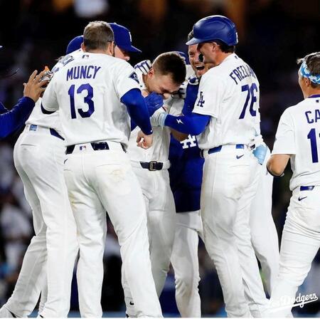 ９回、試合を決めナインに囲まれるラッシング（中央）＝ロサンゼルス・ドジャース提供