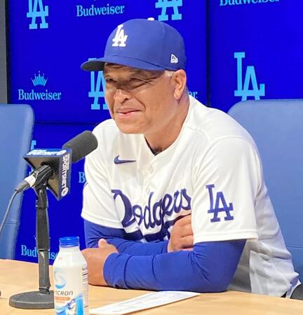試合後、大谷の復帰時期について語るロバーツ監督（撮影・小林信行）
