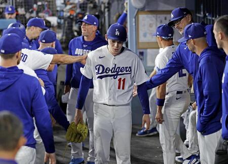 ６回途中、降板しベンチに戻った佐々木（共同）