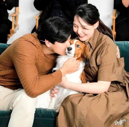 　真美子夫人を抱き寄せ、デコピンにキスする大谷（ロサンゼルス・ドジャース提供）