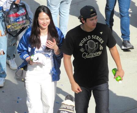 ドジャース・大谷翔平（右）と真美子夫人