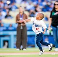 始球式を務めたベッツの長男・カイ君（ロサンゼルス・ドジャース提供）