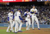 ６回途中、降板する佐々木（右端）＝共同