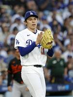 ２回を無失点で投げ終えグラブをたたく佐々木（共同）