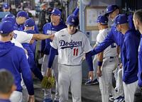 ６回途中、降板しベンチに戻った佐々木（共同）