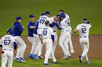 逆転サヨナラ勝ちし喜ぶドジャースの選手たち（共同）