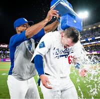 Ｔ・ヘルナンデス（左）がラッシングに氷水を浴びせる（ロサンゼルス・ドジャース提供）