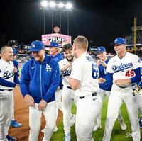 チームメートから祝福されるラッシング（中央）＝ロサンゼルス・ドジャース提供