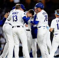 ９回、試合を決めナインに囲まれるラッシング（中央）＝ロサンゼルス・ドジャース提供