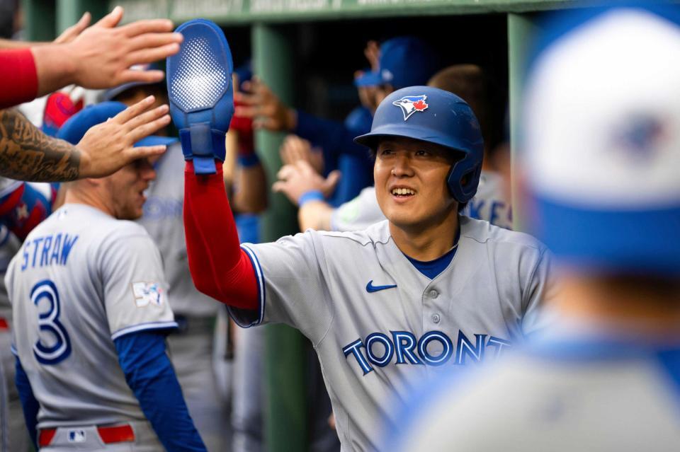　２回、後続の犠飛で生還しベンチで迎えられるブルージェイズ・岡本（ＭＬＢ提供・ゲッティ＝共同）
