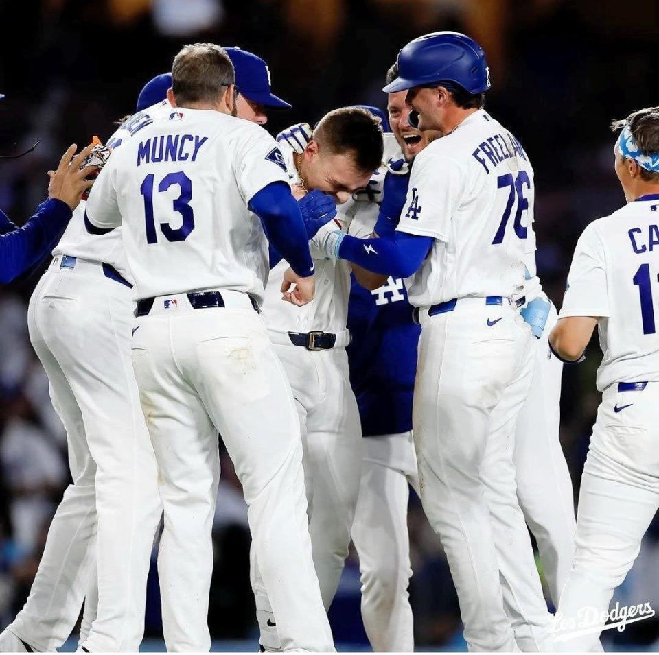 ９回、試合を決めナインに囲まれるラッシング（中央）＝ロサンゼルス・ドジャース提供