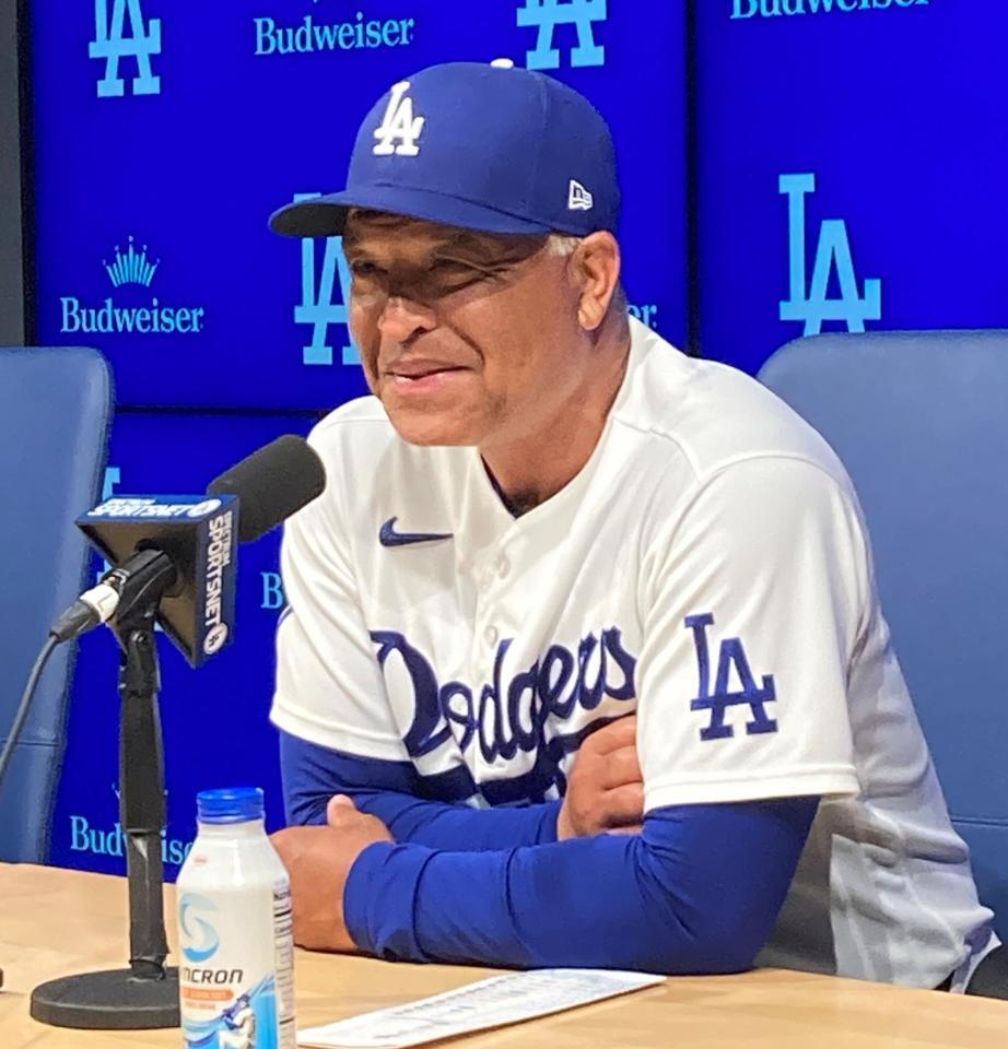 試合後の会見で報道陣の質問に答えるロバーツ監督（撮影・小林信行）