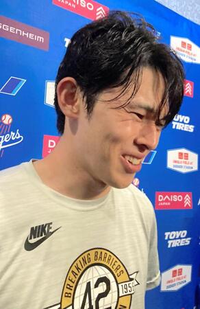 試合後の会見で思わず笑みをこぼす佐々木（撮影・小林信行）