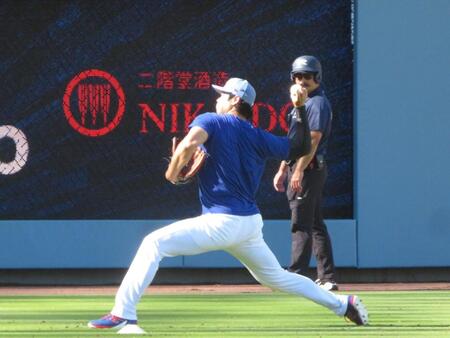 試合前のフィールドでキャッチボールをする大谷（撮影・小林信行）