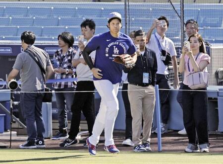 　オリオールズとの試合前、グラウンドに出るドジャース・大谷＝ロサンゼルス（共同）