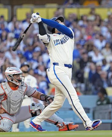 　オリオールズ戦の１回、遊飛に倒れたドジャース・大谷＝ロサンゼルス（共同）