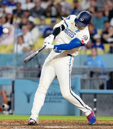 　オリオールズ戦の９回、１６号ソロを放つドジャース・大谷＝ロサンゼルス（共同）