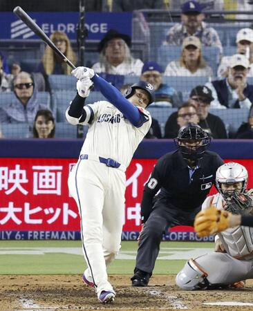 　オリオールズ戦の９回、16号ソロを放つドジャース・大谷＝ロサンゼルス（共同）