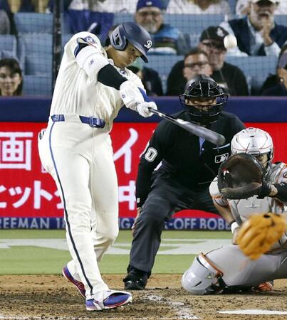　オリオールズ戦の９回、16号ソロを放つドジャース・大谷＝ロサンゼルス（共同）