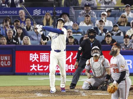 　オリオールズ戦の９回、16号ソロを放つドジャース・大谷＝ロサンゼルス（共同）