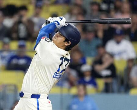 　オリオールズ戦の９回、16号ソロを放つドジャース・大谷＝ロサンゼルス（共同）