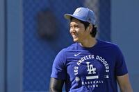　試合前の練習で笑顔を見せるドジャース・大谷＝ロサンゼルス（共同）