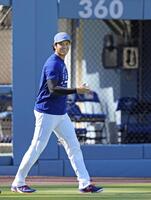 　試合前の練習で笑顔を見せるドジャース・大谷＝ロサンゼルス（共同）