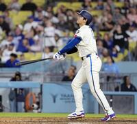 　オリオールズ戦の９回、16号ソロを放ち打球の行方を見つめるドジャース・大谷＝ロサンゼルス（共同）