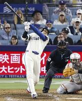 　オリオールズ戦の９回、16号ソロを放つドジャース・大谷＝ロサンゼルス（共同）