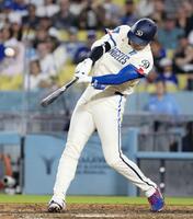 　オリオールズ戦の９回、16号ソロを放つドジャース・大谷＝ロサンゼルス（共同）