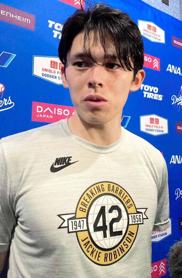 試合後、報道陣の取材に応じる佐々木（撮影・小林信行）