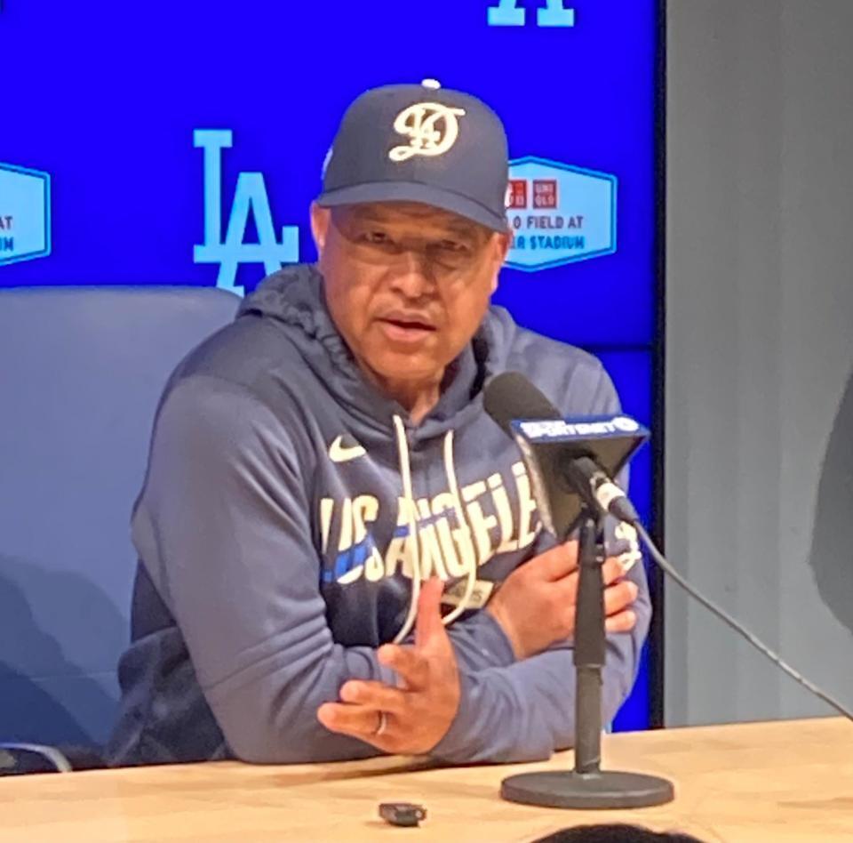 試合前に応じるロバーツ監督（撮影・小林信行）