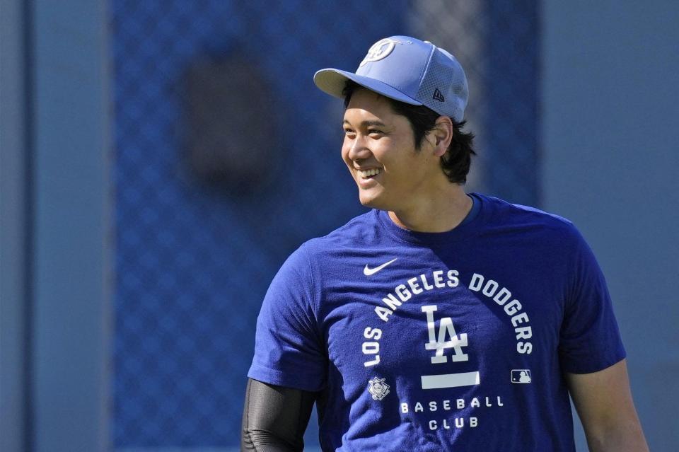 　試合前の練習で笑顔を見せるドジャース・大谷＝ロサンゼルス（共同）