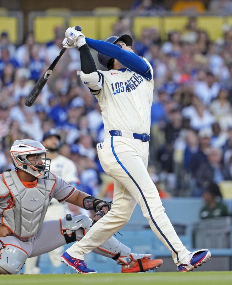 　オリオールズ戦の１回、遊飛に倒れたドジャース・大谷＝ロサンゼルス（共同）