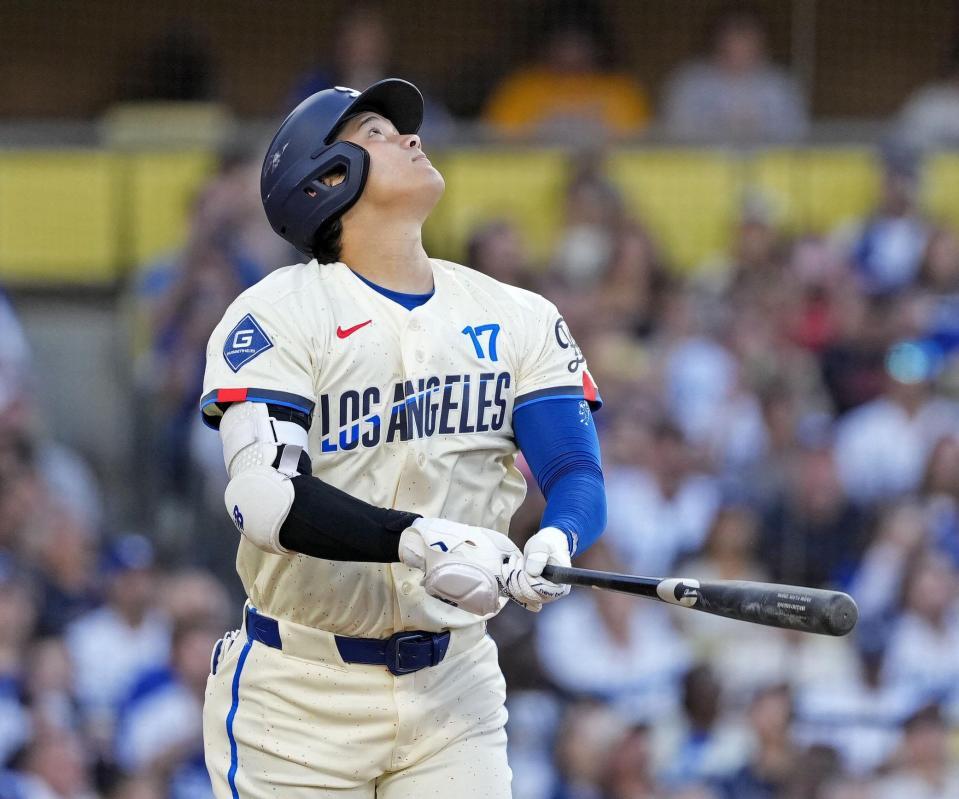 　オリオールズ戦の１回、遊飛に倒れたドジャース・大谷＝ロサンゼルス（共同）