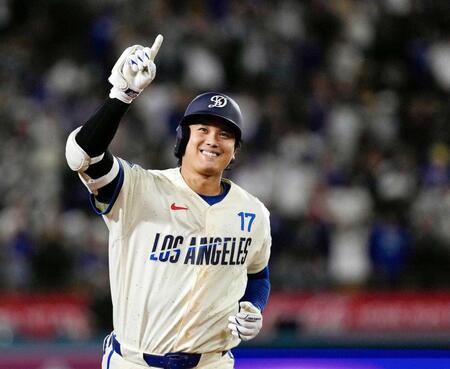 　９回、１６号ソロを放ち、笑顔でダイヤモンドを回るドジャース・大谷（共同）